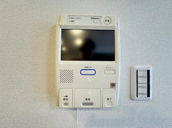 インターホンには小さなテレビ画面のようなモニターが付いており、訪問者をすぐ確認することができます。 【設備】その他設備