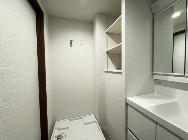 収納棚も完備の使いやすい洗面所です。 【内外観】洗面台・洗面所