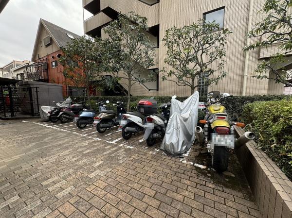 バイクの駐車場です。 【内外観】駐車場
