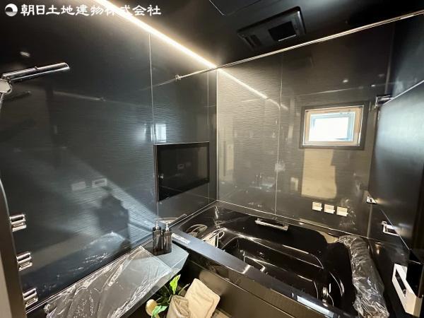黒で統一された浴室はシックでスタイリッシュな空間です。 【内外観】浴室
