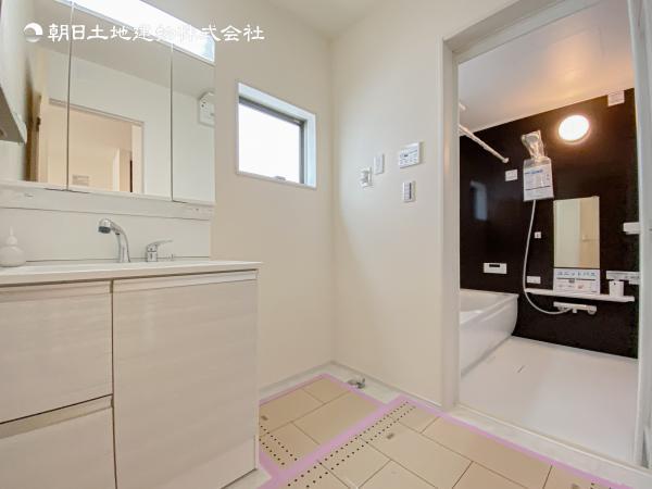 【洗面・脱衣所】使用頻度の高い場所だからこそ便利な空間に。多人数での使用も考えた便利な空間です 【内外観】洗面台・洗面所