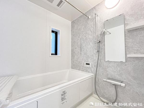 【浴室】ゆったりと寛げる広々バスで足を伸ばしてリラックス。　最新のユニットバスは設備も充実です。 【内外観】洗面台・洗面所