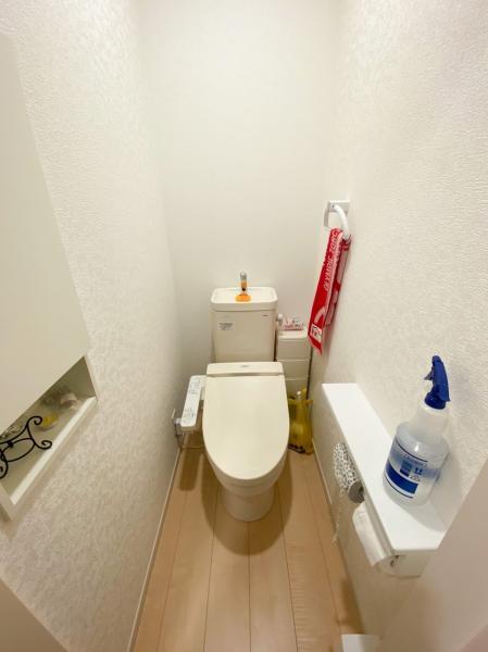 白く清潔感のあるトイレは、ウォシュレットもついてます。 【内外観】トイレ