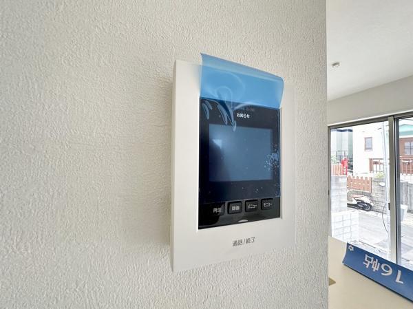 インターホンにはテレビ画面のようなカラーモニターが付いており、訪問者をすぐ確認することができます。 【設備】防犯設備