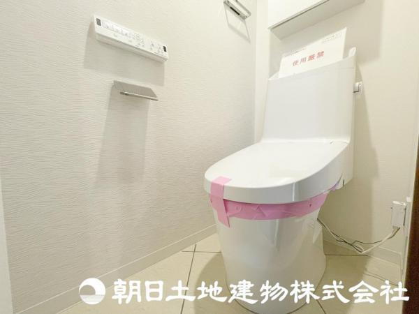 快適な使用感が人気の温水洗浄脱臭暖房機能を搭載。しかも汚れがつきにくく落ちやすい多機能トイレ！ 【内外観】トイレ