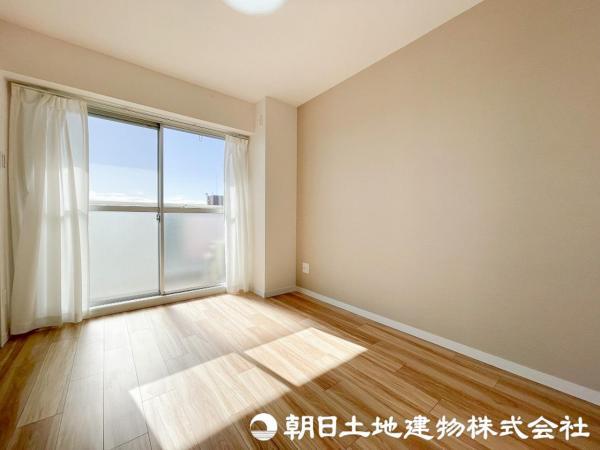 窓から差し込む暖かな陽光のある洋室！大き目のベッド配置可能で主寝室におすすめ！ 【内外観】リビング以外の居室