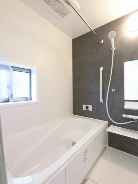 落ち着きのあるツートンの壁色やストレートタイプの浴槽、換気乾燥暖房機など快適なバスタイムを満喫できる仕様。 【内外観】浴室