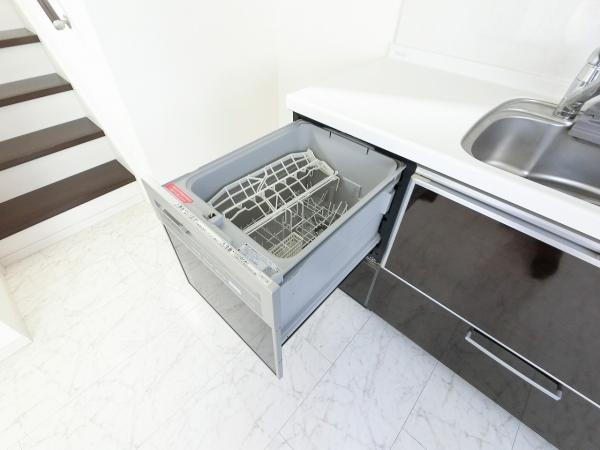 後片付けの手間を省く食器洗い乾燥機。手洗いに比べ使用水量も低減できるので水道代の節約にも繋がります。 【内外観】キッチン