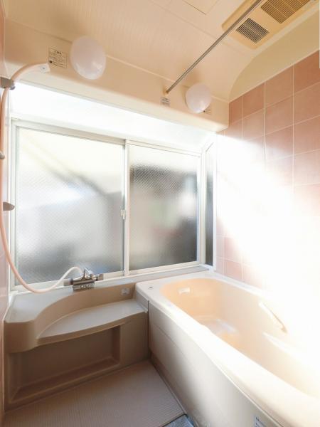 大きな窓のある浴室は明るく開放感があります。 【内外観】浴室