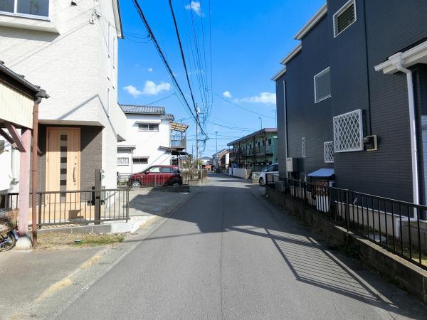 前面道路は車通りも少ない閑静な住宅地です。 【内外観】前面道路含む現地写真