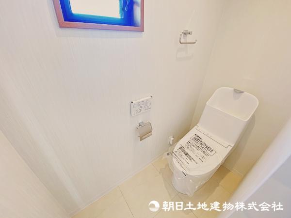 1階・2階にシャワートイレを新設！白でまとめられた清潔感のある快適な空間です！ 【内外観】トイレ