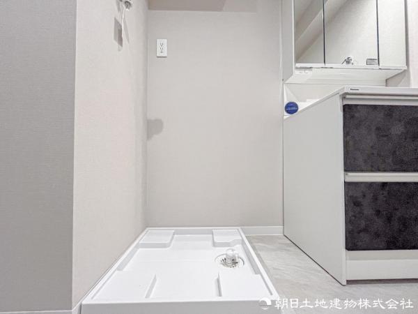 【洗面・脱衣所】ストレスフリーな広いランドリースペース。　　大きな洗濯機乾燥機もしっかりとおけます。 【内外観】洗面台・洗面所