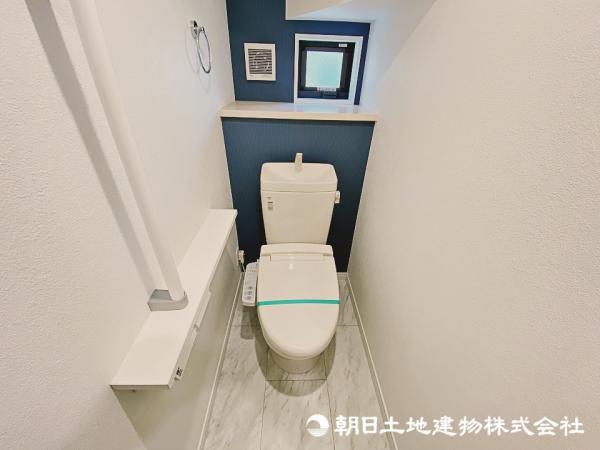 1階・2階にシャワートイレをご用意！清潔感のある快適な空間です！ 【内外観】トイレ