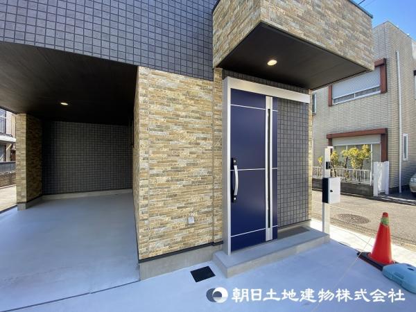 省スペースを実現するスライド式玄関ドアを採用！鮮やかなブルーの玄関ドアが建物の良いアクセント！ 【内外観】玄関