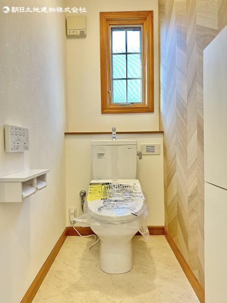 シンプルになりがちなトイレも内装にこだわっています。ウォシュレット付きでトイレ環境を清潔に保ちます。 【内外観】トイレ