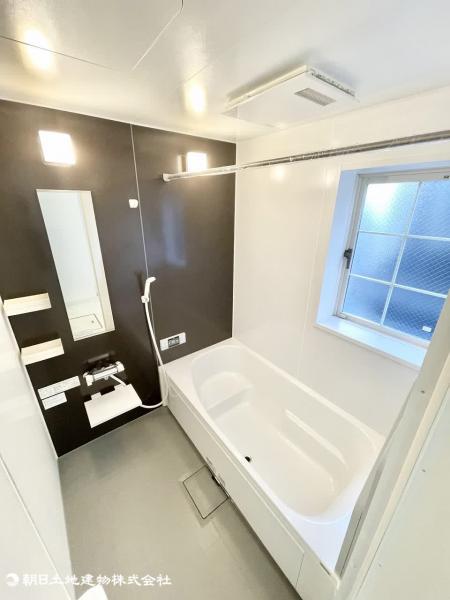 ゆったりとした浴室は一坪タイプ。浴室乾燥機付きで、快適にお過ごしいただけます。 【内外観】浴室