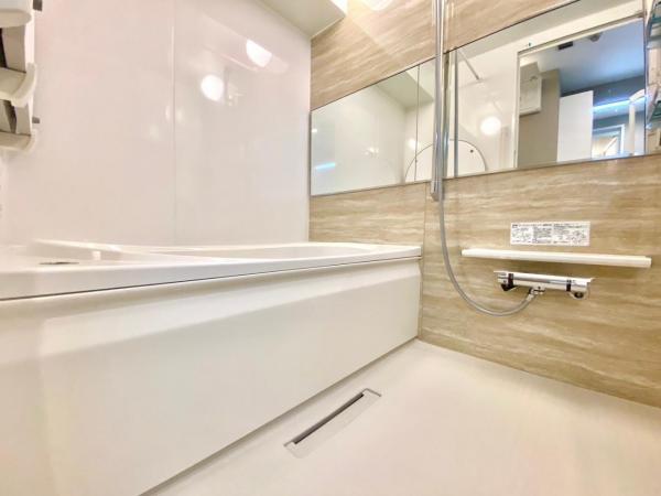 浴室は白を基調としており清潔感を漂わせます！ 【内外観】浴室