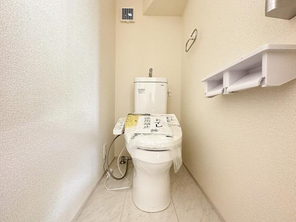 トイレは、洗浄機能を標準完備。清潔な空間の印象です。 【内外観】トイレ