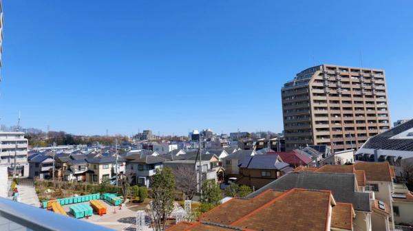 青空と緑に囲まれた、穏やかなバルコニー 【内外観】住戸からの眺望写真