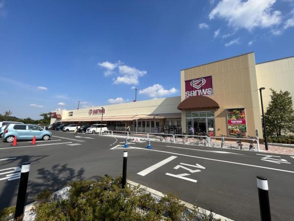 【三和　厚木飯山店】　駐車場は広く、店内はきれいで明るいです。100ショップや不二家もあり便利です。 【周辺環境】スーパー