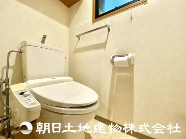トイレの快適さが日常生活を変えます。機能付きトイレで贅沢なひとときを過ごしましょう 【内外観】トイレ