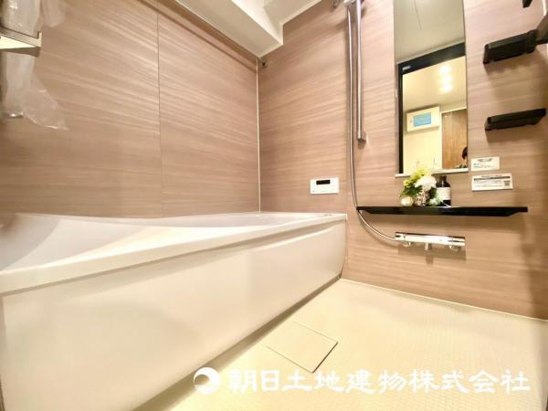 浴室は木目調を基調としており、高級感を漂わせます！ 【内外観】浴室