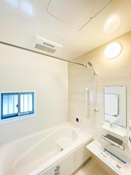 【多機能な一坪タイプの広々浴室】広々１坪タイプのゆったり浴室ユニット。防カビ抗菌素材なのもうれしい 【内外観】浴室