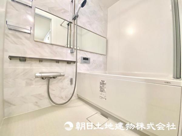 浴室は白を基調としており、清潔感を漂わせます！ 【内外観】浴室
