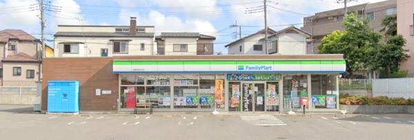 【ファミリーマート　綾瀬寺尾本町店】　トイレも綺麗だし、駐車場も広いです。店員さんも優しい対応してくれます。 【周辺環境】コンビニ
