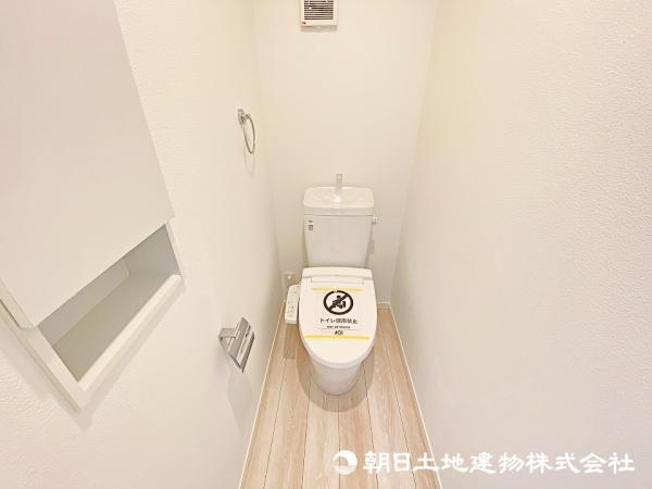 換気性能良好な清潔感のあるトイレ。心地良い使用感が人気です。 【内外観】トイレ