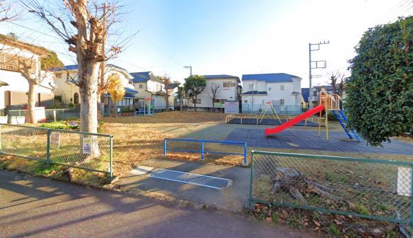 【桜田公園】650ｍ　座間市にある住宅街の比較的広めな公園です。昭和後期につくられた第二次ベビーブームのための公園です。遊び場にはブランコすべり台鉄棒があります。 【周辺環境】公園