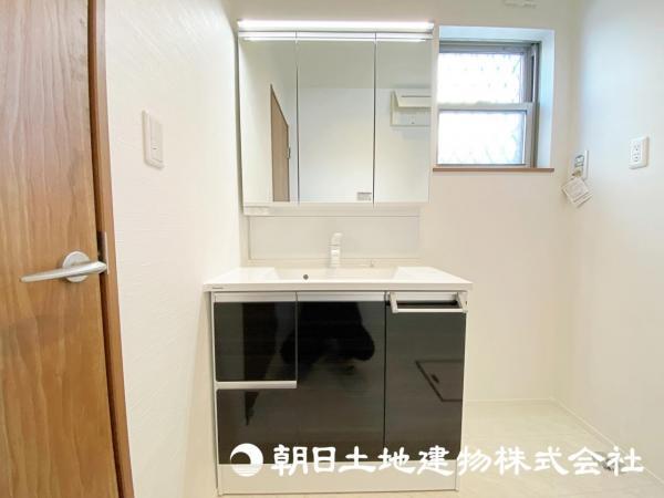 清潔感ある洗面室が、家族の日々のルーティンを快適にサポートします。 【内外観】洗面台・洗面所