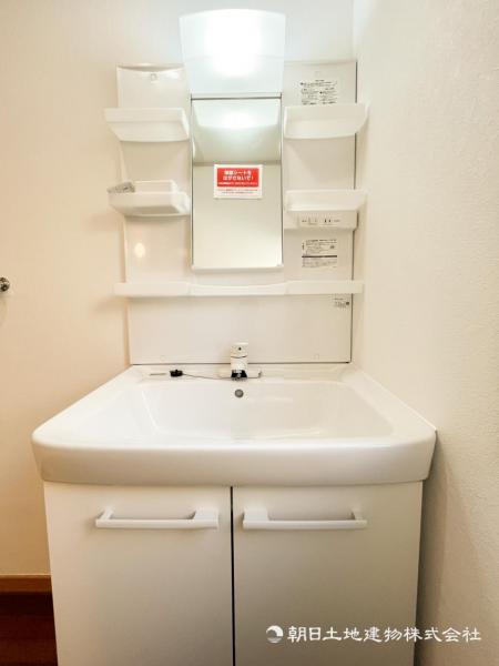 【洗面台】小物もしっかりしまえる収納付き。毎日、便利にご使用いただける 洗面です。 【内外観】洗面台・洗面所
