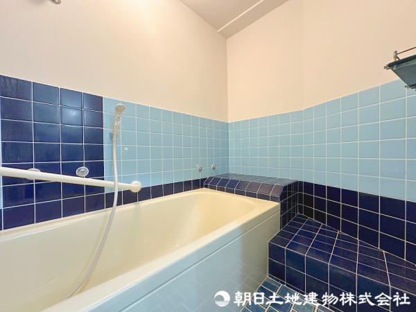 清潔感のある青色のタイル張りで、サッパリリフレッシュ！ 【内外観】浴室