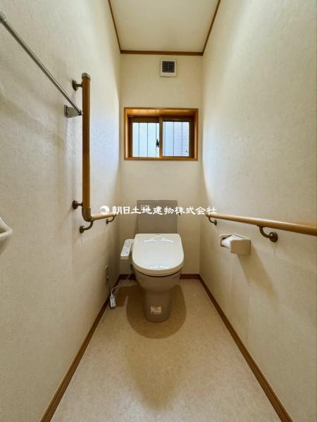 高齢者も使いやすい広々とした手すり付きのトイレ 【内外観】トイレ