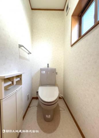 ２階トイレはトイレットペーパーや掃除用品がストックできるスペースを確保。すぐに取り出せるため便利です。 【内外観】トイレ