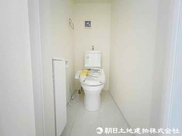 快適な使用感が人気の温水洗浄脱臭暖房機能を搭載。(1階) 【内外観】トイレ