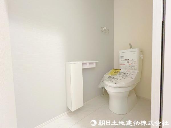 汚れがつきにくく落ちやすい、洗浄力に優れた洗浄機能付トイレ。(2階) 【内外観】トイレ