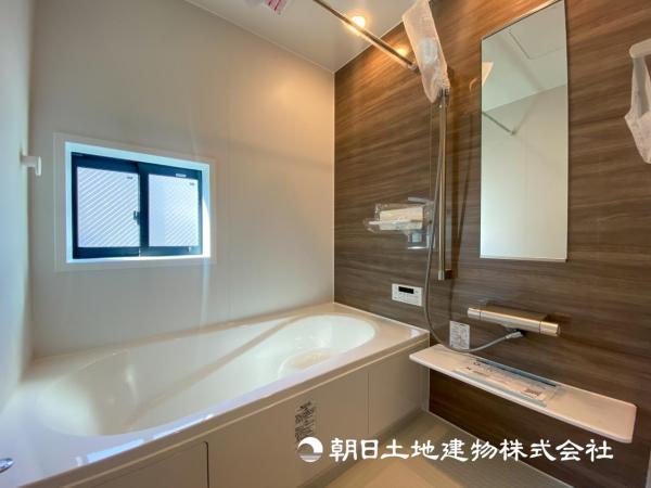 【浴室】最新のユニットバスは設備も充実です。ご入居時から気持ちよくお使いいただけます。 【内外観】浴室