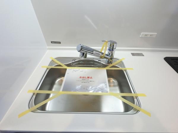 システムキッチンには浄水器一体型の水栓が付いています。お料理の際に気軽に浄水がご利用いただけます。 【内外観】キッチン