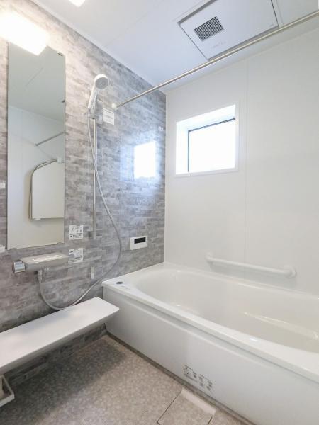 白を基調にした浴室は明るく清潔感があります。 【内外観】浴室