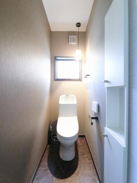 トイレには窓があり換気に配慮されています。 【内外観】トイレ
