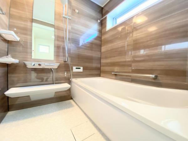バスルームは一日の疲れを癒すくつろぎの場所です。一坪タイプの浴室で快適なバスタイムを楽しんでください。 【内外観】浴室