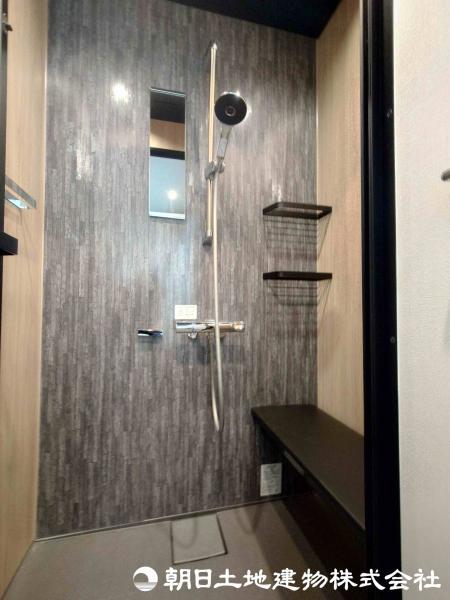 スタイリッシュなシャワーブースを新設。モダンなデザインが魅力で、快適でリラックスできるバスルームを演出します。 【内外観】浴室