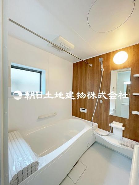 温かさを保つ浴槽など機能的で清潔感溢れる浴室。 【内外観】浴室