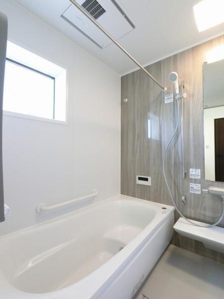 白を基調にした浴室は明るく清潔感があります。 【内外観】浴室