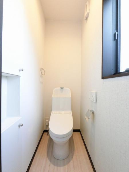1階トイレは、洗浄機能を標準完備。清潔な空間の印象です。 【内外観】トイレ
