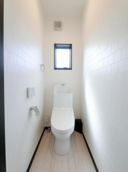 トイレには窓があり換気に便利です。 【内外観】トイレ