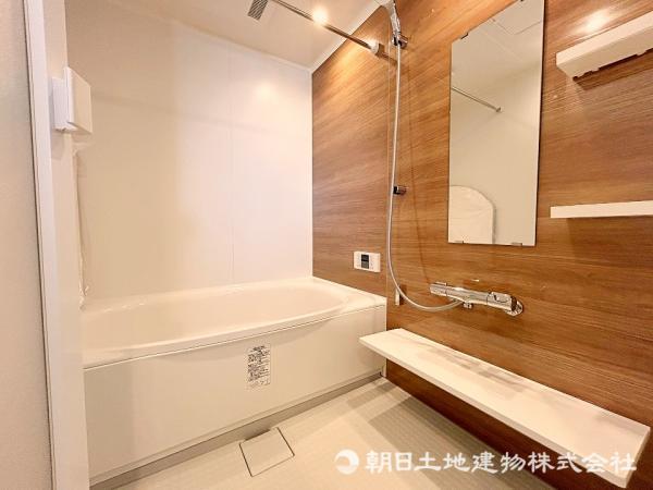 新規交換　浴室乾燥機付きバスルーム　エコ仕様のシャワーヘッドです 【内外観】浴室