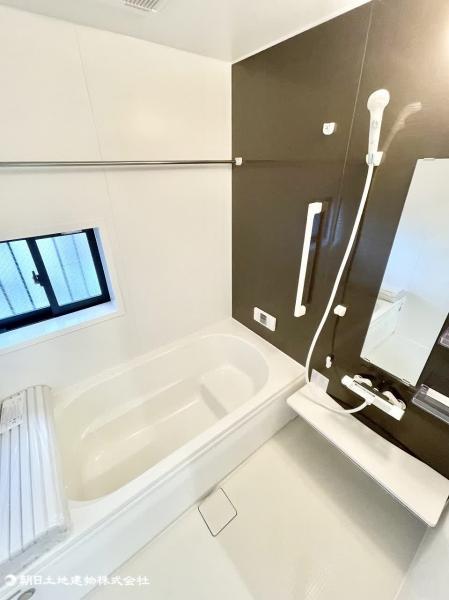 浴室乾燥機はもちろん、日常の中で使う人たちに配慮された細かい設備。標準仕様で「あったらいいな」を再現しました。 【内外観】浴室